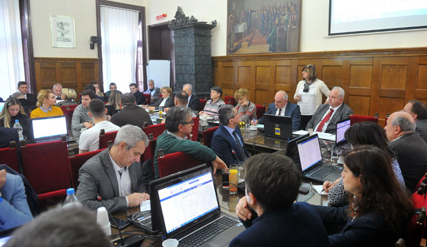 СЕДНИЦА СЕНАТА УНИВЕРЗИТЕТА У БЕОГРАДУ: Четири сата велике матуре